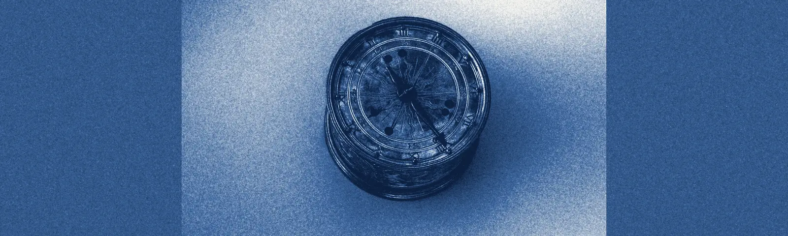 Horloge de table à mouvement squelette, laiton doré